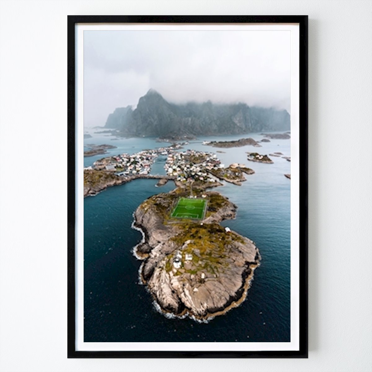 Piłka nożna Plakat: Henningsvaer, Lofoty autorstwa Joshua Kettle