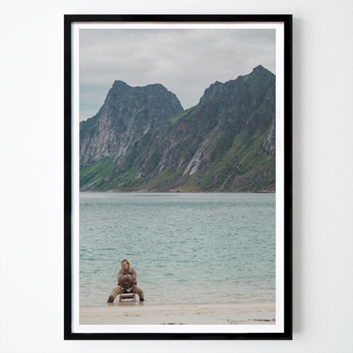 Lofoten Affiche: À la maison dans la mer par Elina Nilsson
