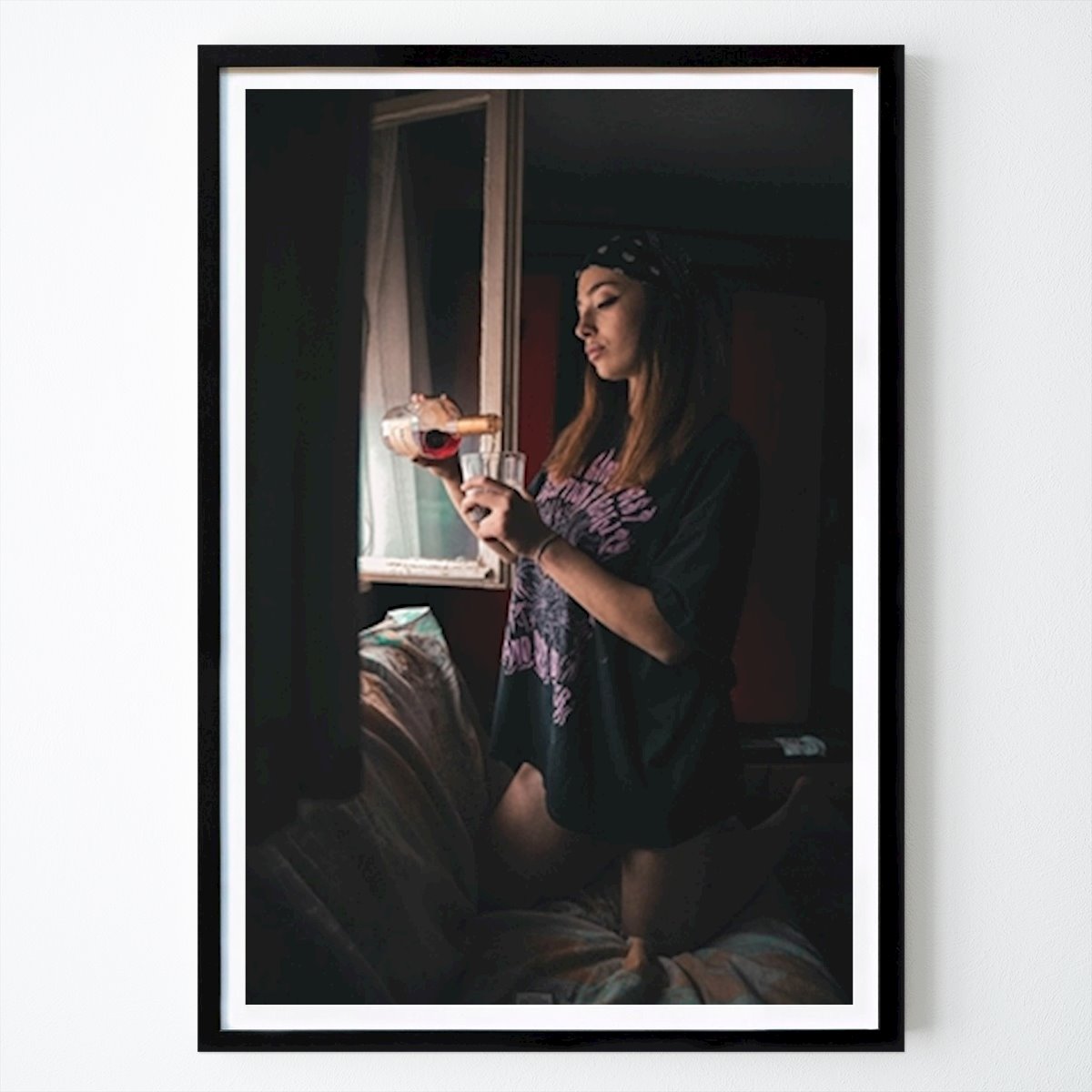 Rétro & Vintage Affiche: Une fille verse du whisky Style rétro par Georgi Grizhev