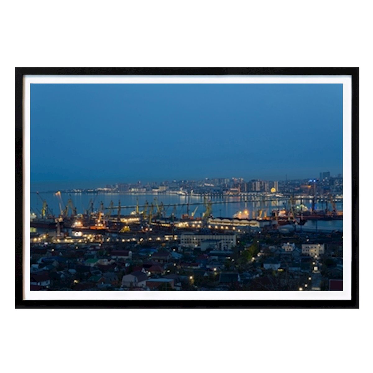 Nature Affiche: Vue sur la mer et la ville par Georgy Kudlay