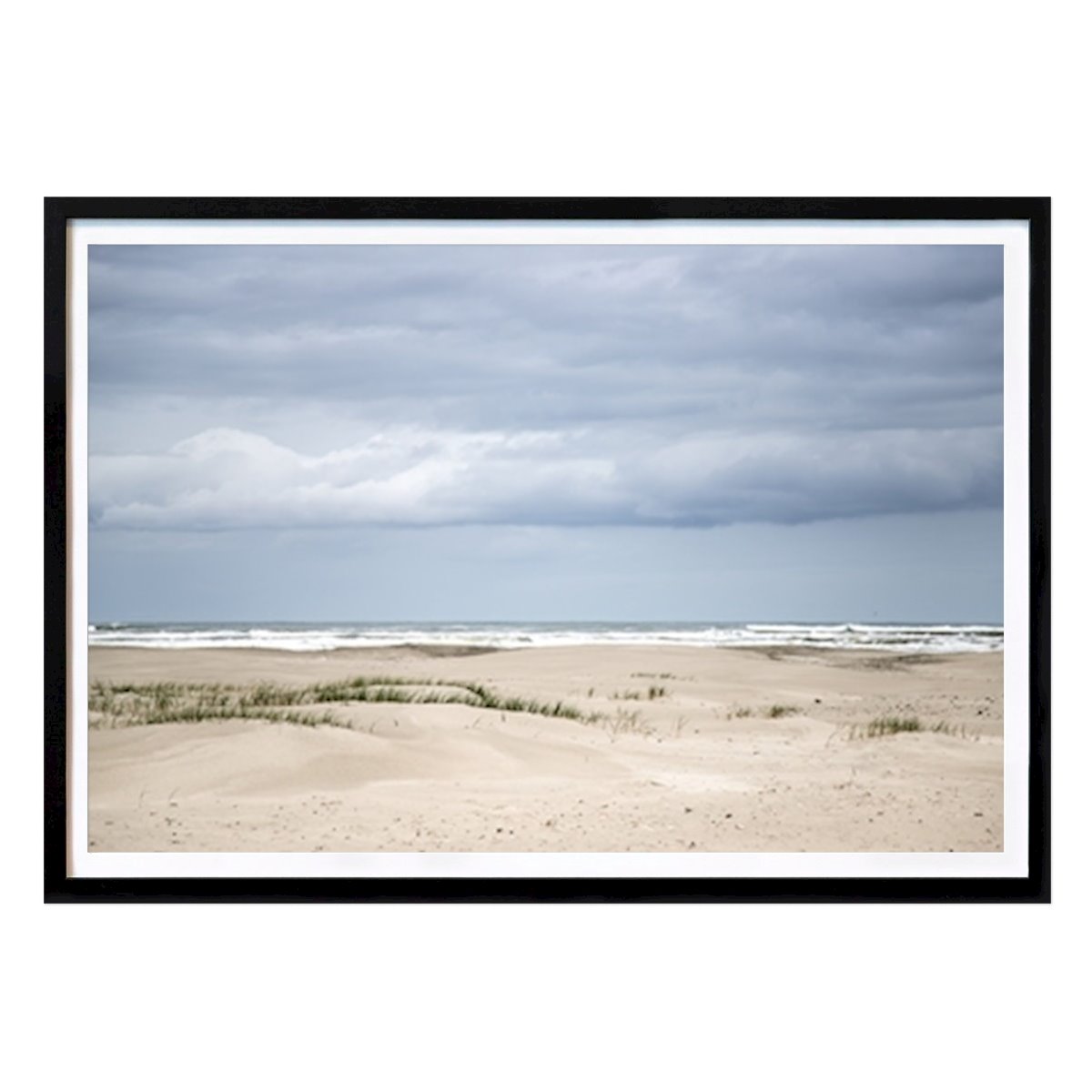Strand, blauer Himmel und Wolken Poster von Karijn Seldam – Freizeit Wandbild – Printler