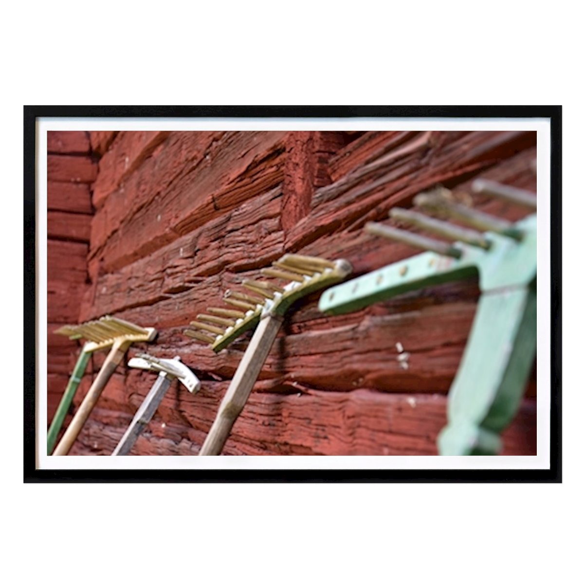 Arte Poster: Old rakes to a wall de Stefan Winberg