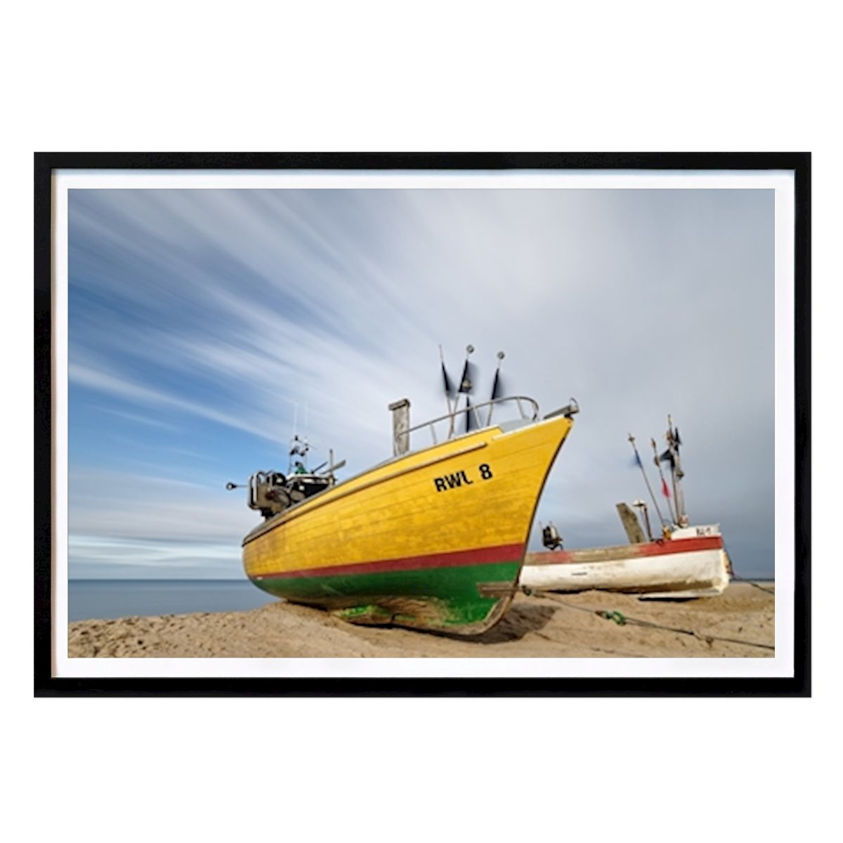Nature Affiche: Bateaux de pêche sur la plage de la mer Baltique par Ralf Lehmann