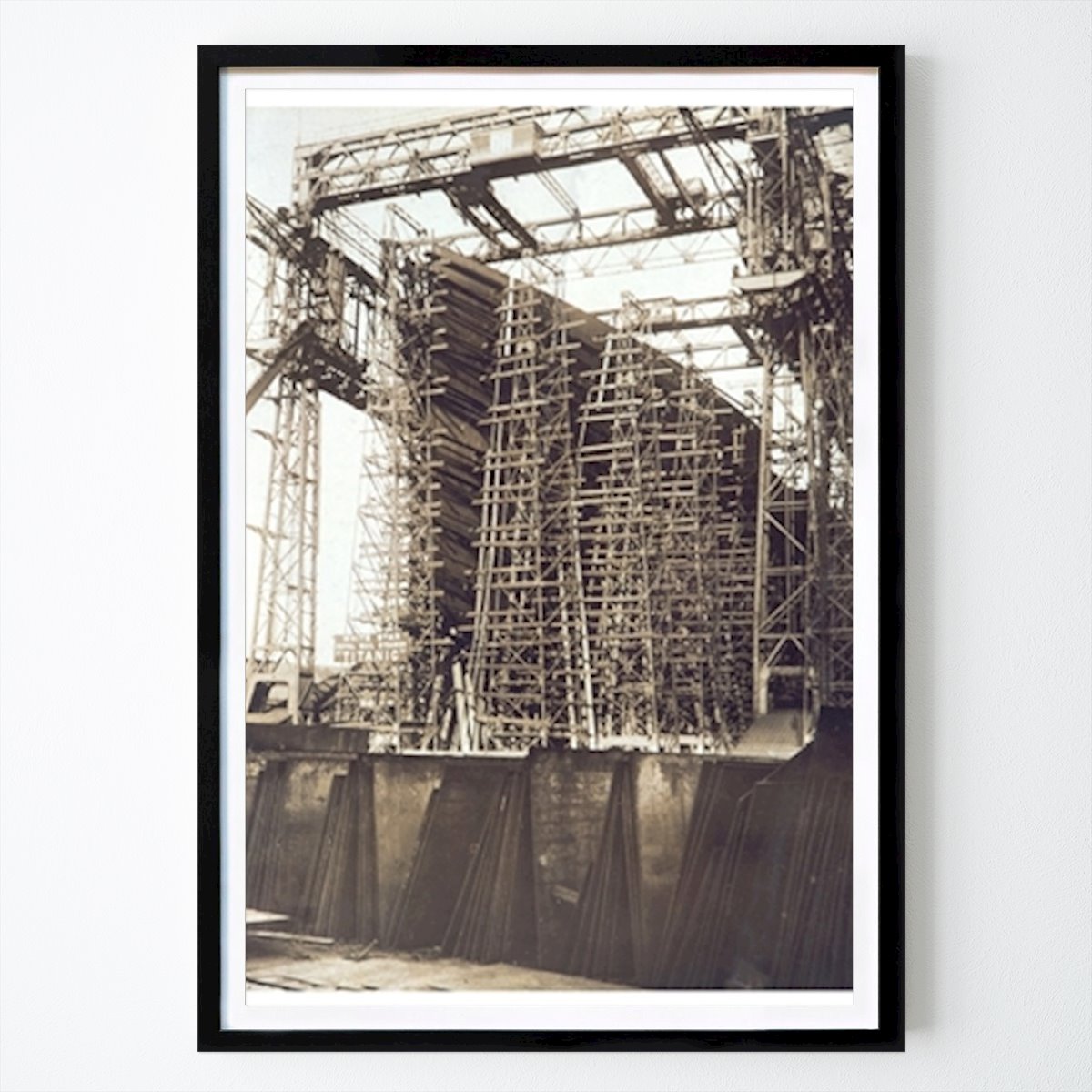 Retro & Vintage Poster: RMS Titanic in der Werft von Patrick Batemen