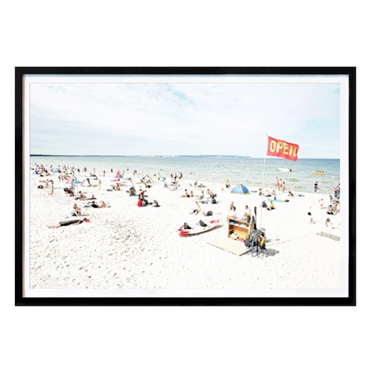 Art Deco Poszter: Bright sandy beach with people Jürgen Moers által