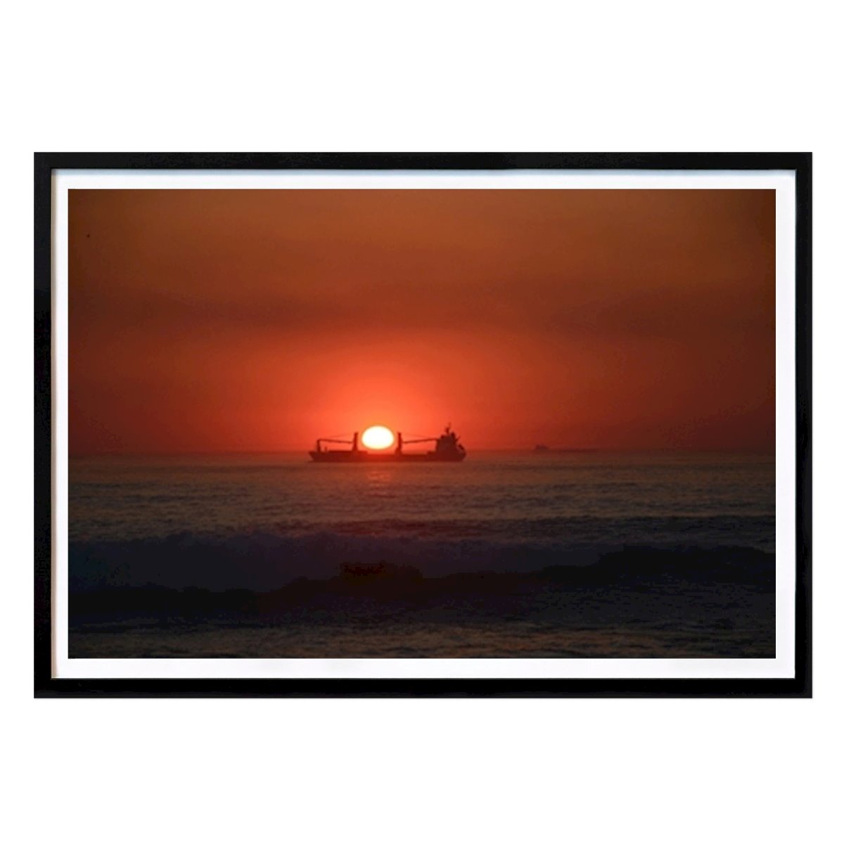 Natura Poster: Tramonto sul mare con barca di Oksana Zagoruy