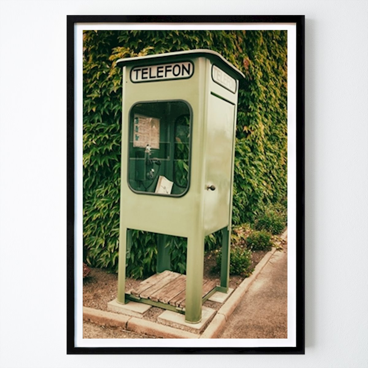 Arkkitehtuuri & Design Juliste: The old phone boot tekijänä Eva Thordstein