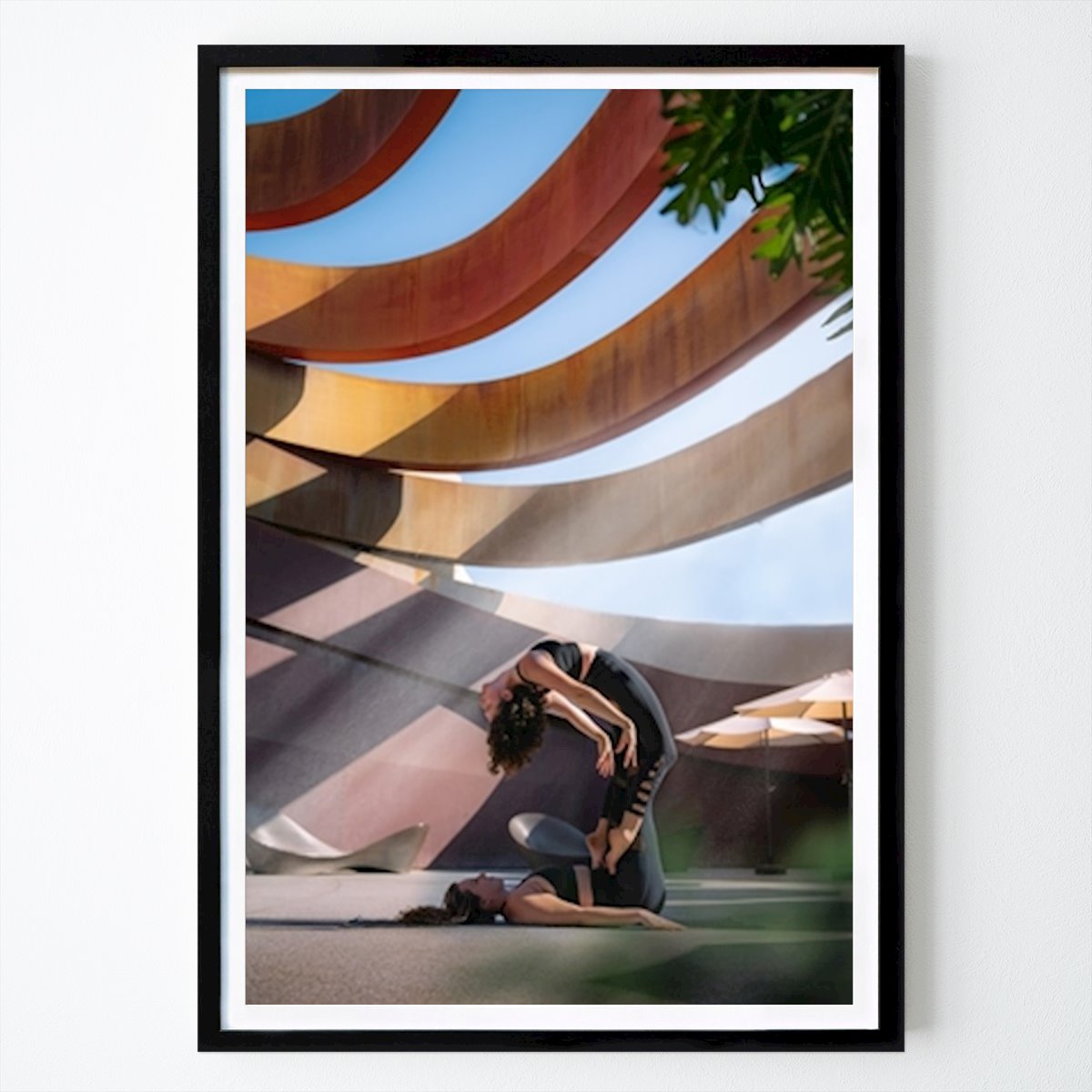 Yoga Poster: Acro Yoga del Rosso e del Giallo di Aviv Perets