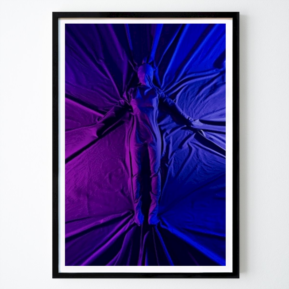 Lifestyle Poster: Frau unter der Bettdecke von Kjetil | photography