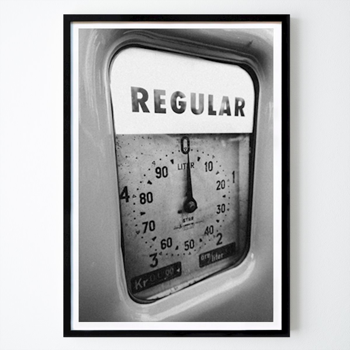 Svartvit Poster: Vintage bensinpump av Amanda Dellien