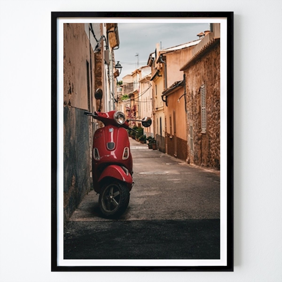 Retro & Vintage Póster: Vespa en el casco antiguo de Moa Lindqvist