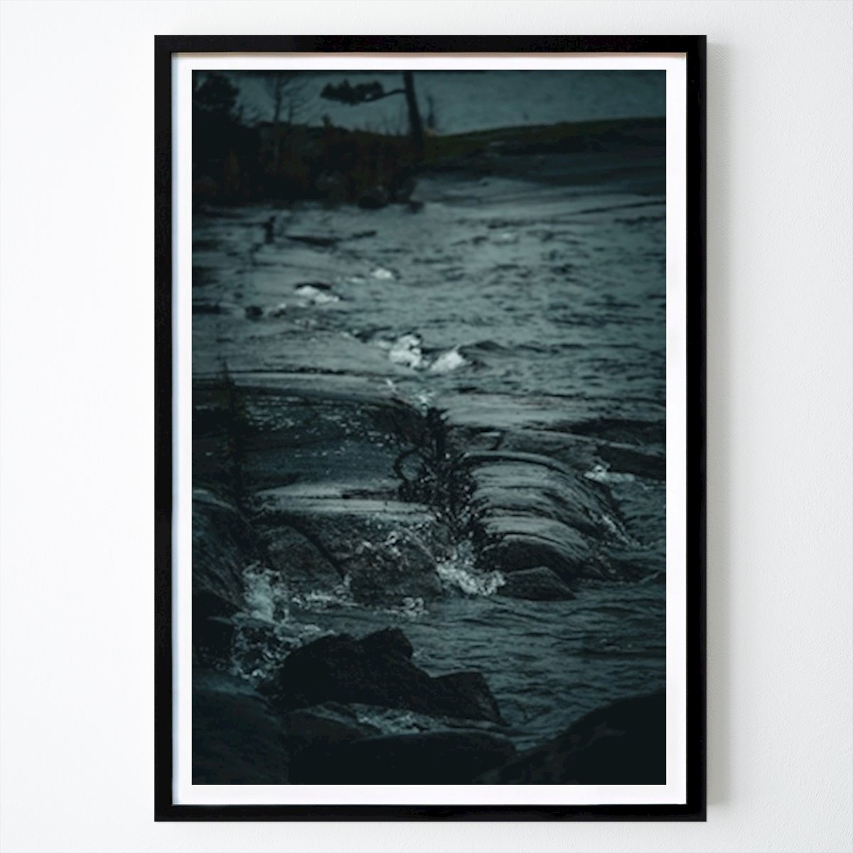 Abstraktné Plagát: Stormy water against rocks od Jacob boström