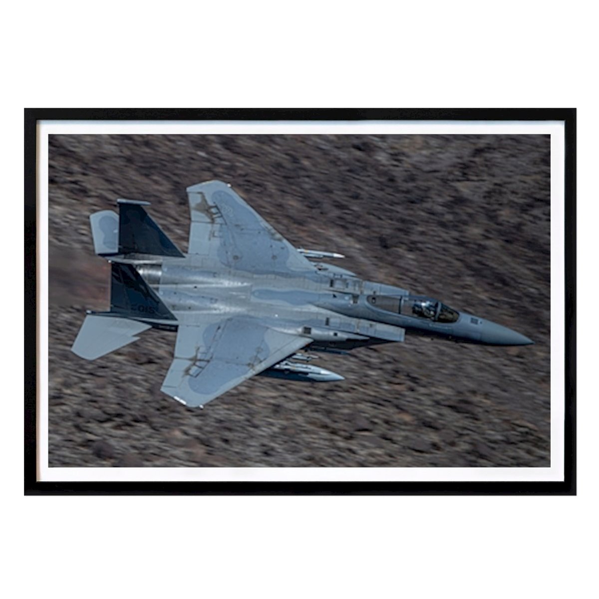 Art photographique Affiche: F-15 volant à basse altitude par Daniel Nilsson