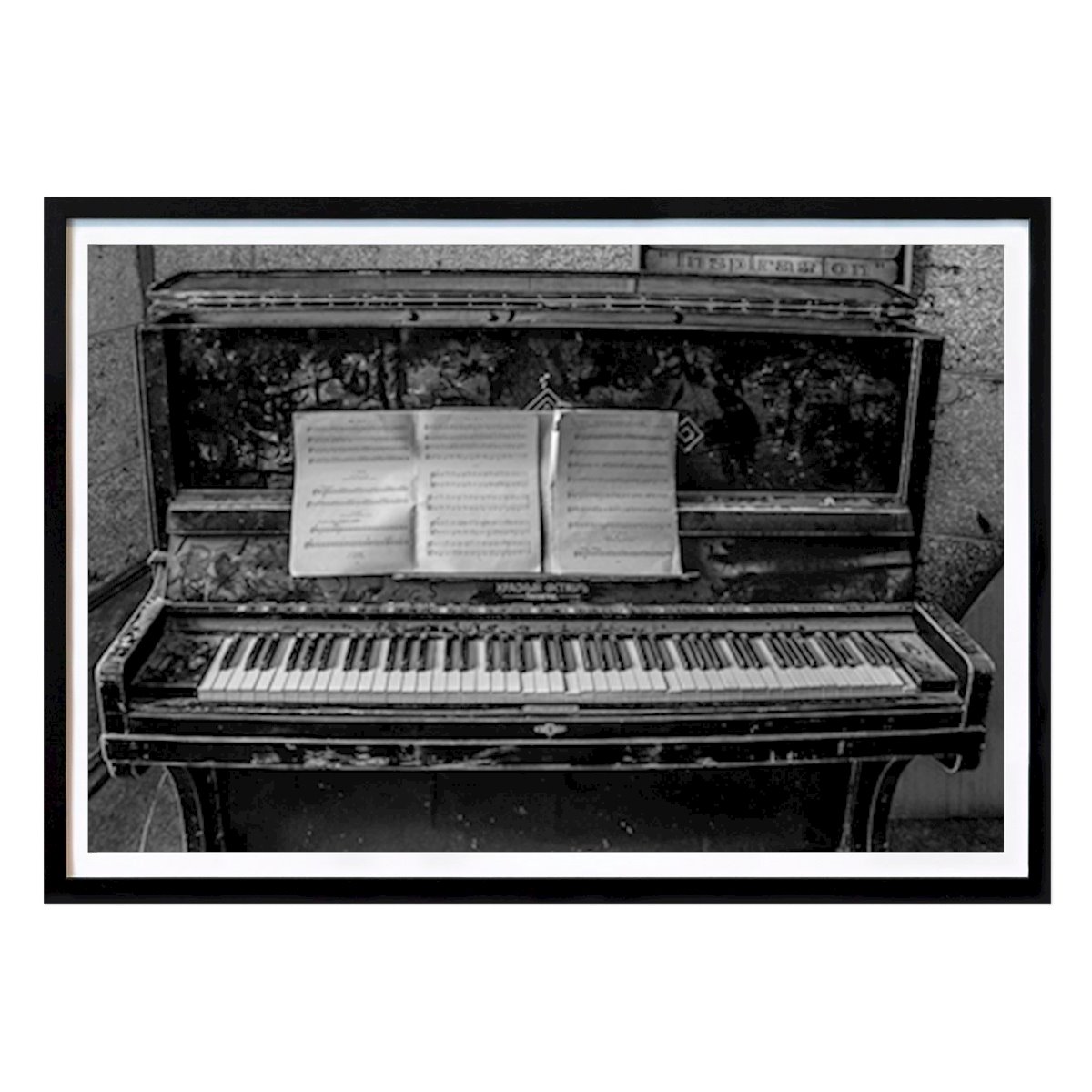 Musiikki Juliste: Vanha pölyinen piano tekijänä Tord-Eirik Børdal