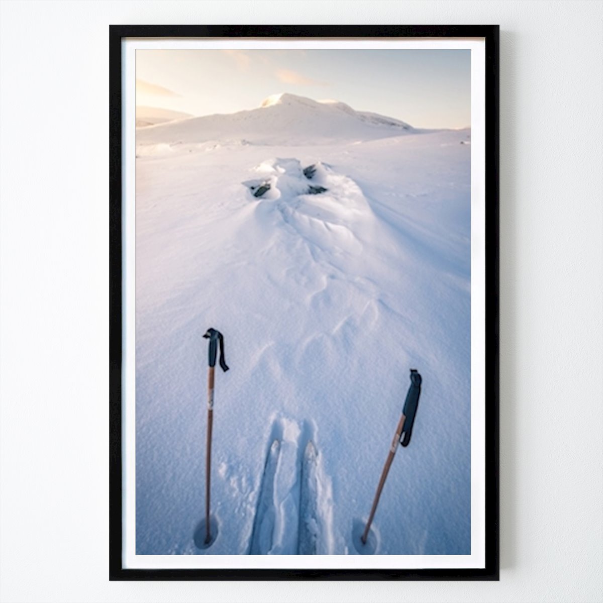 Vintersport Poster: Ensam med skidor av Jens Wennerberg