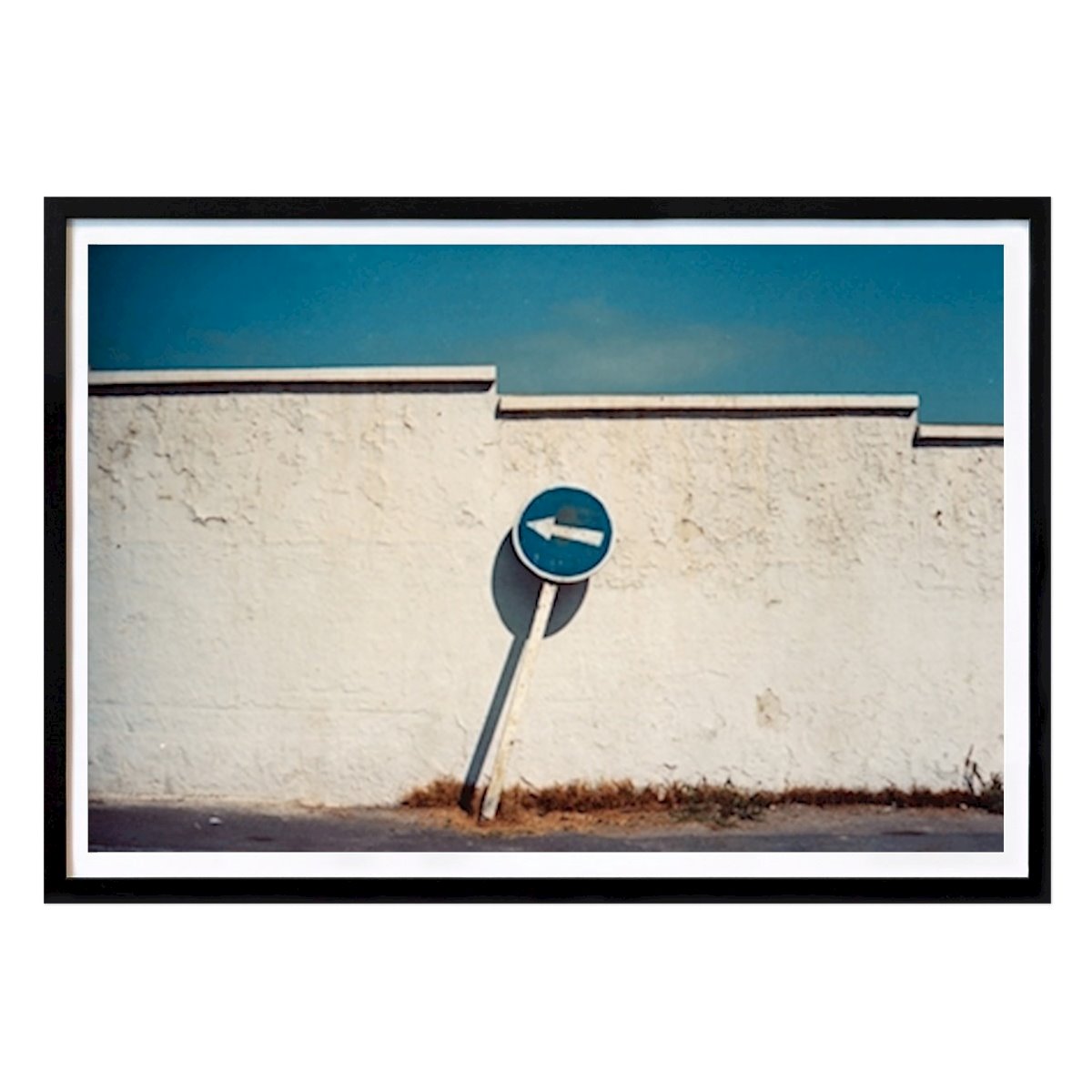 Architektur & Design Poster: Verbogenes Straßenschild von Maximilian Pauly