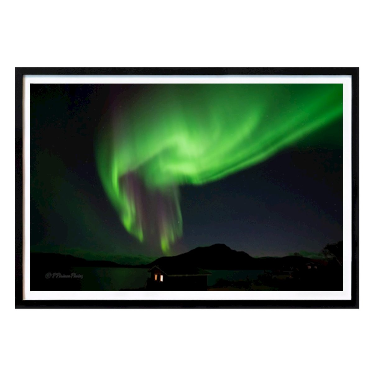 Abstrakt Plakat: Himmelsk dans: Nordlys over roligt vand 2 av Pasi Pirinen