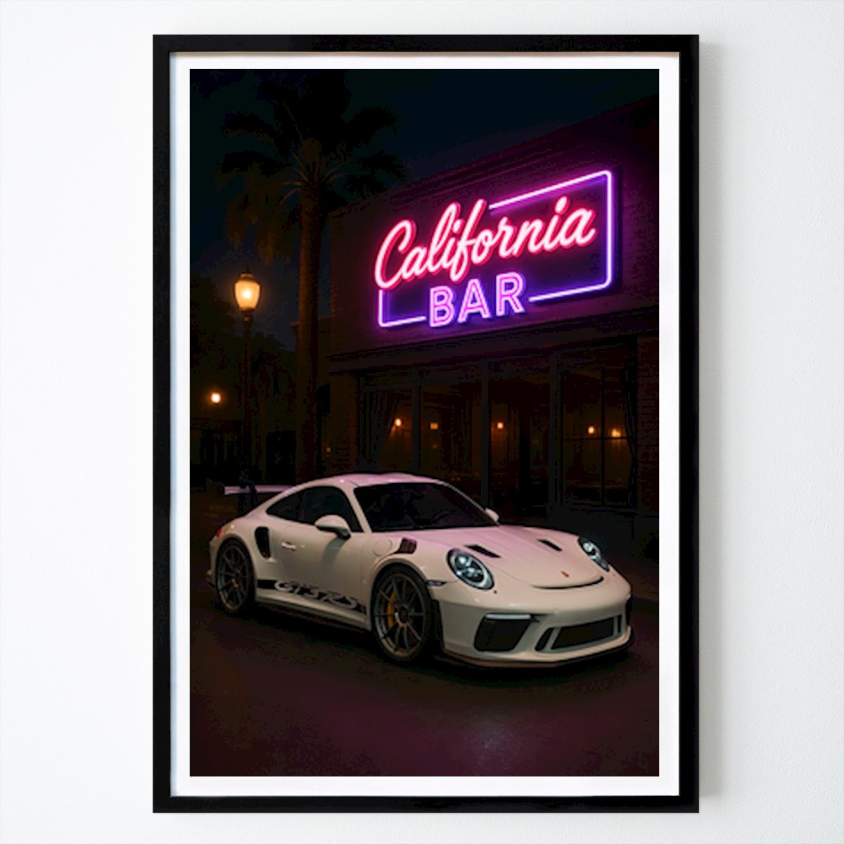 Eleganz bei Nacht: Porsche 911 GT3 RS in der California Bar Poster von Agus Budi Wibowo – Auto Wandbild – Printler