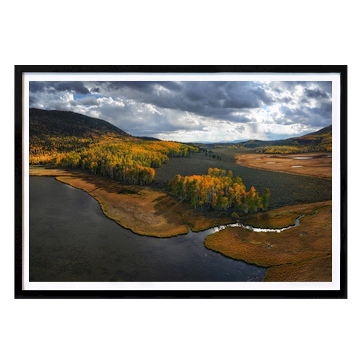 Natura Poster: Serenità autunnale: un maestoso paesaggio di colori e luci di Yen Do