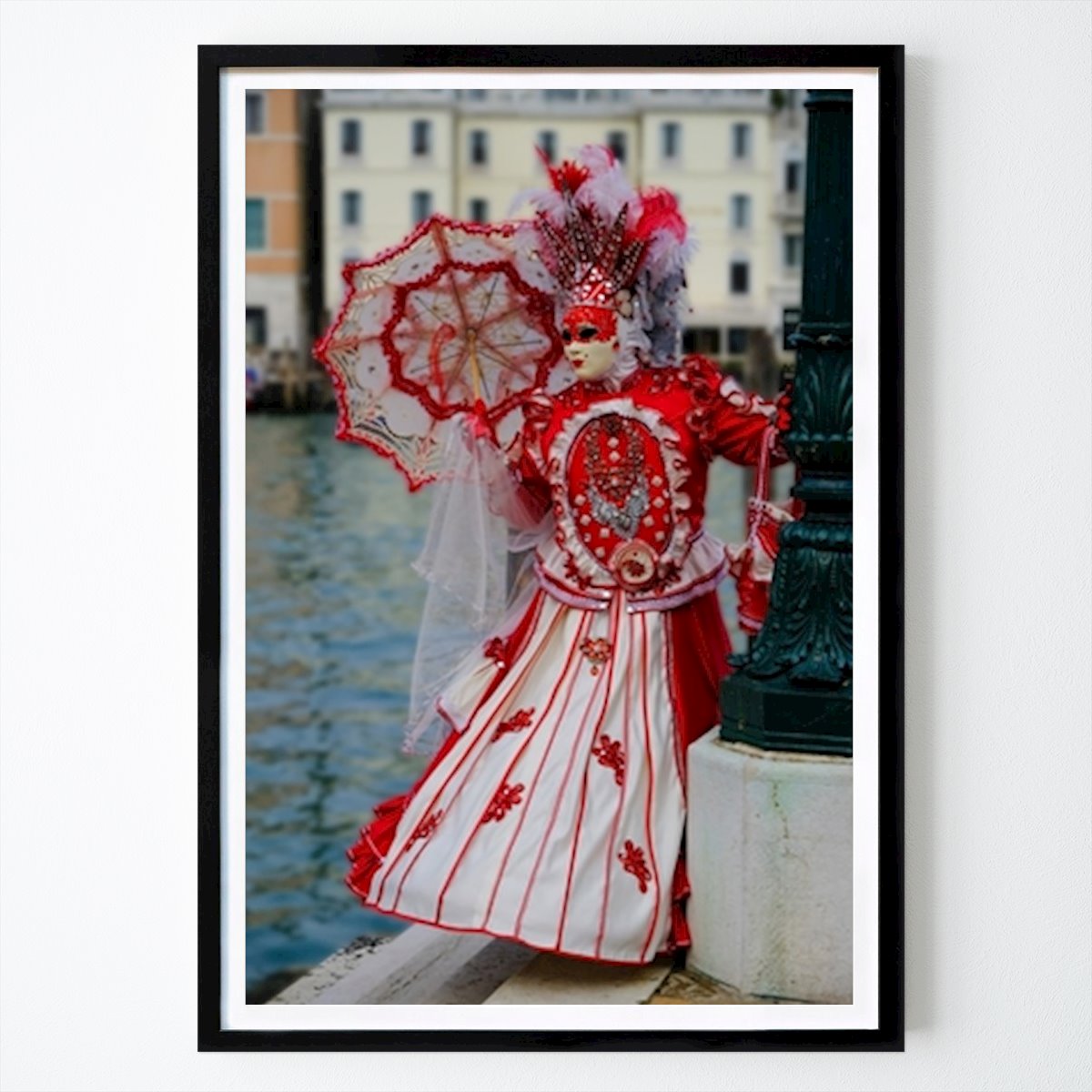 Italië Poster: Venetiaanse elegantie: een carnavalsspektakel van Kerstin Ericsson