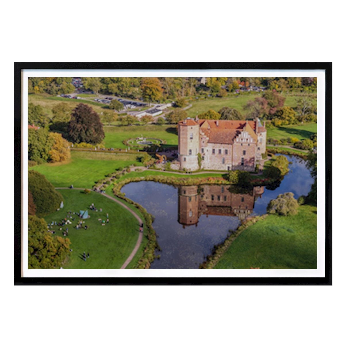 Villes & Pays Affiche: Torup Castle vu d’en haut – DJI Mavic 4 Pro par Hassebilder