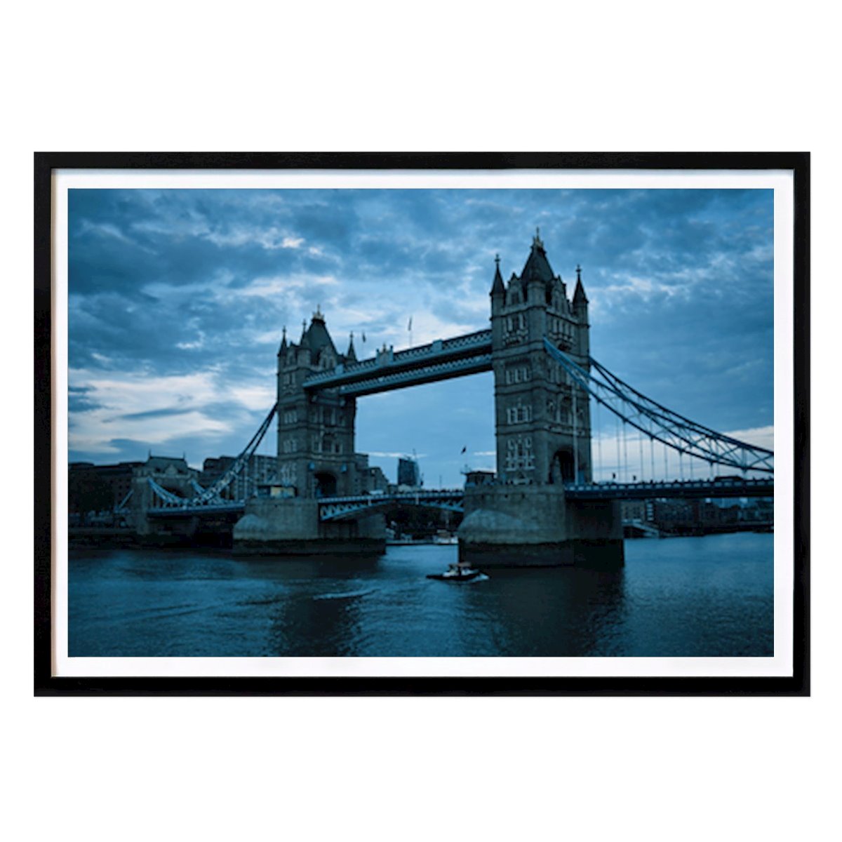 Londres Poster: Serenidade do Crepúsculo: Ponte da Torre refletida no Rio Tâmisa. de Torben Grewing