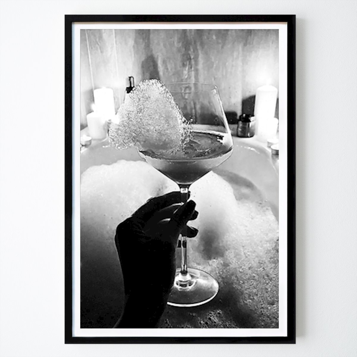 Svart-Hvitt Plakat: Skål for afslapning: Et glamourøst badeside-cocktailøjeblik av IvyLove