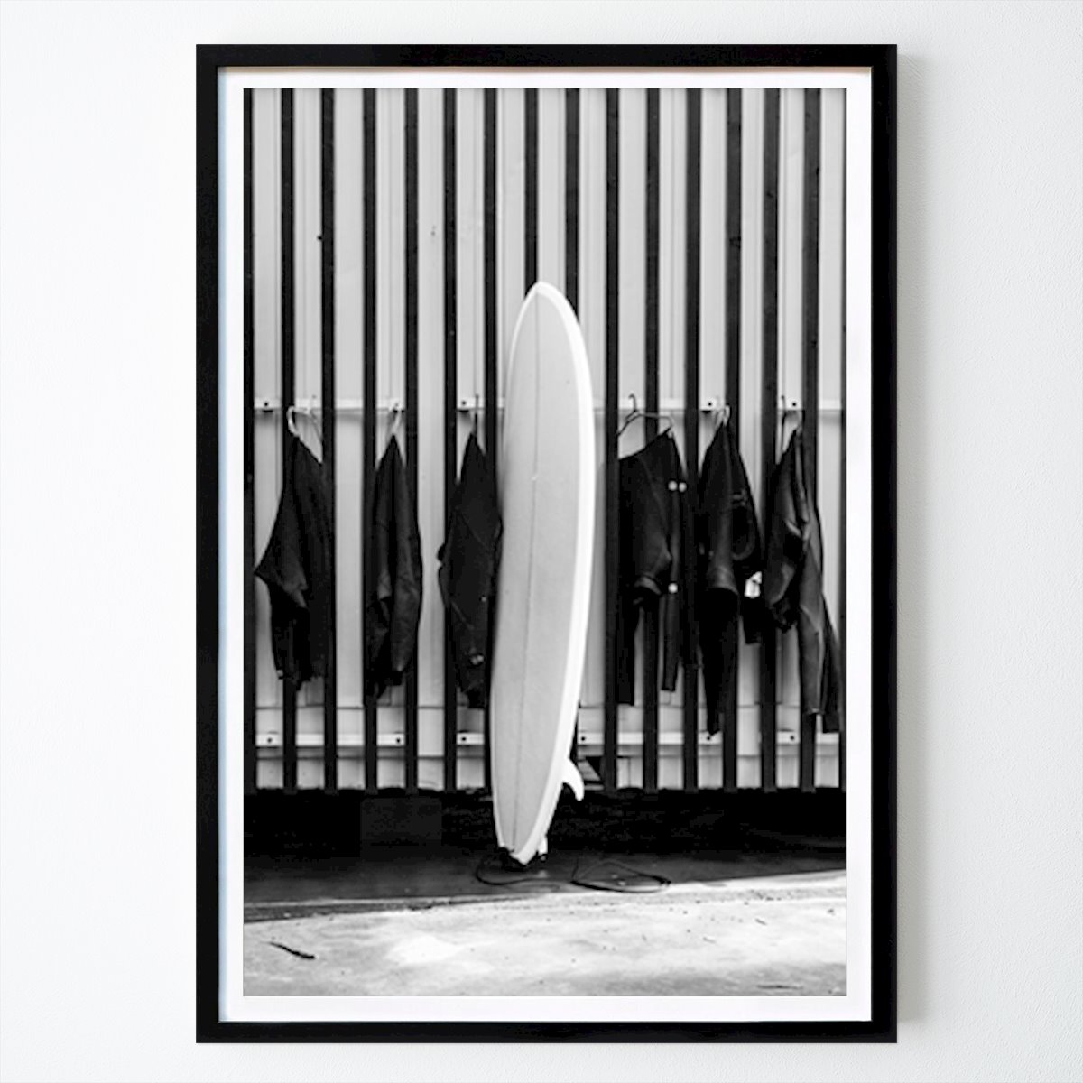 Schwarz-Weiß Poster: Surfplank surf Portugal von HelloHappylife