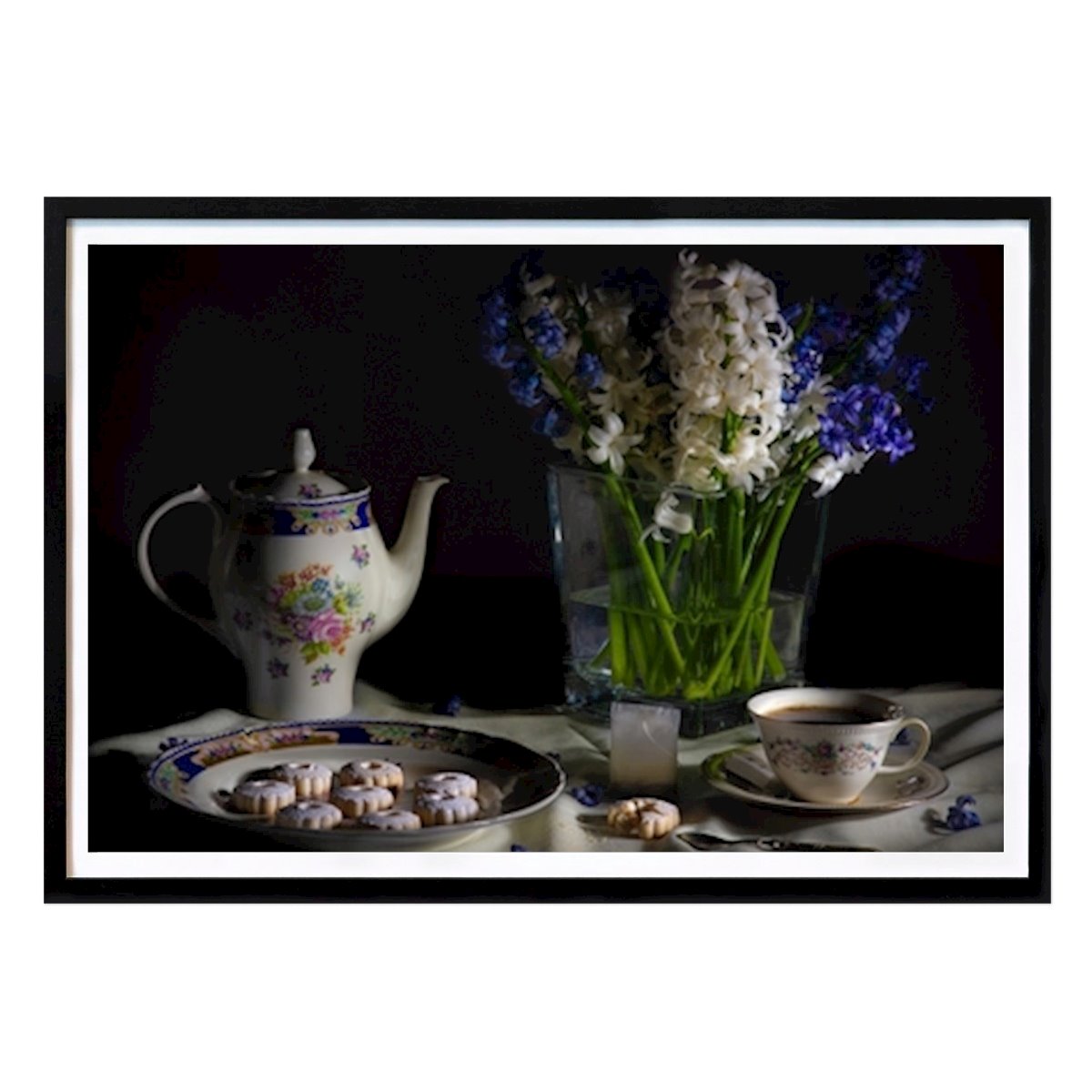 Retro & Vintage Plakat: Elegant eftermiddagste: en blomsteragtig fornøjelse av Antonino Caldarella