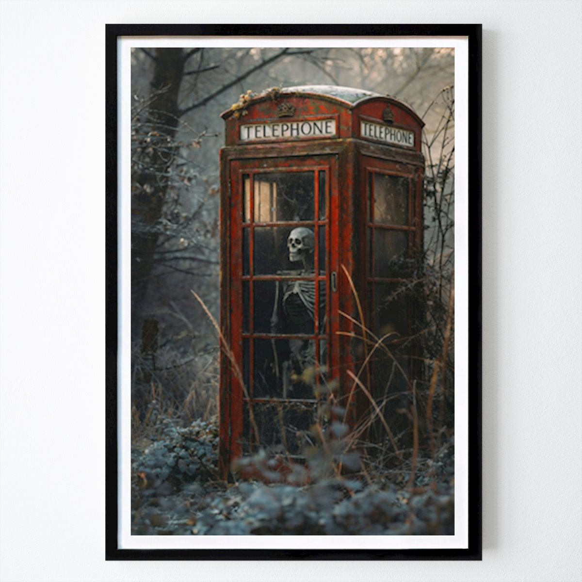 Natur Plakat: Lost Place – Skelet i en forladt telefonboks av Melanie Kaminsky