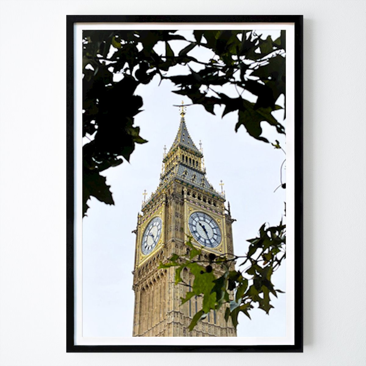 Londres Affiche: Big Ben : une icône intemporelle encadrée par la nature par Patrick Muthui