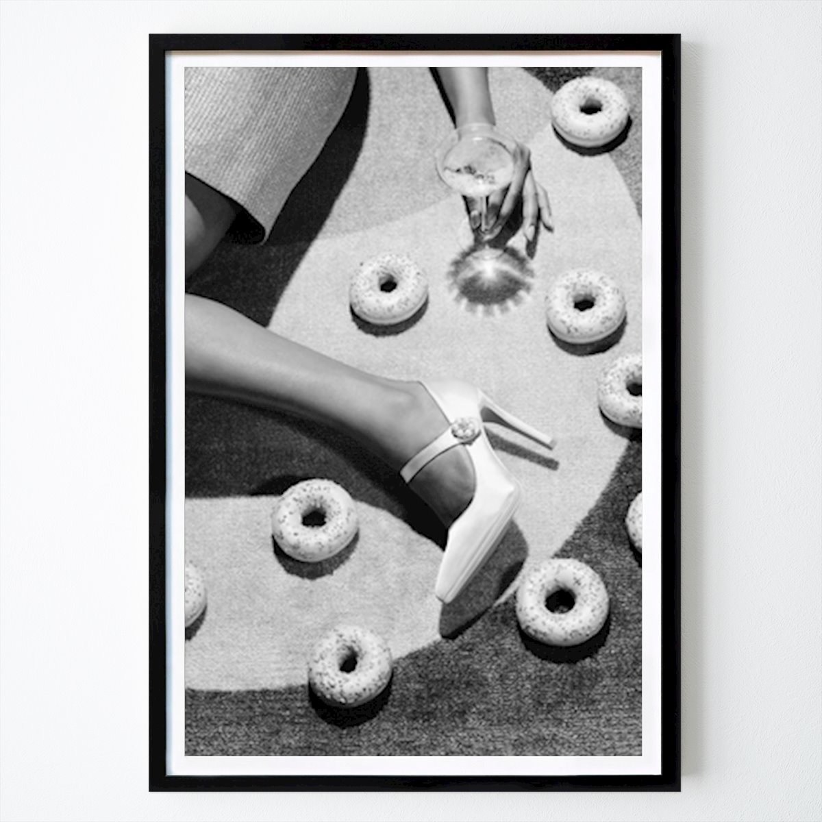 Noir et Blanc Affiche: Chic Indulgence : une soirée glamour avec des donuts et des talons hauts par Pictufy Studio III