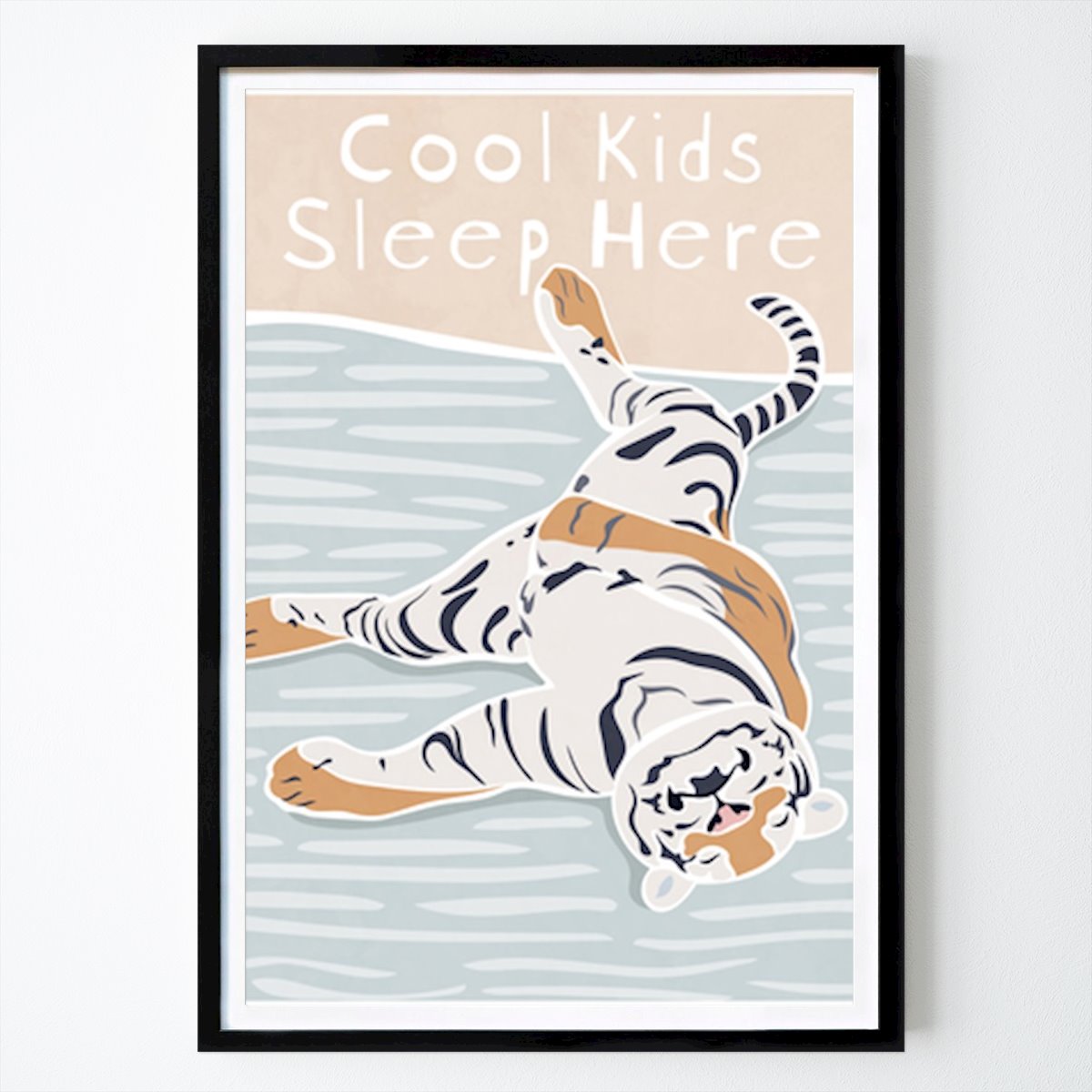 Kinder Poster: Cool Kids schlafen hier: Entspannte Vibes mit einem verspielten Tiger von Sarah Manovski