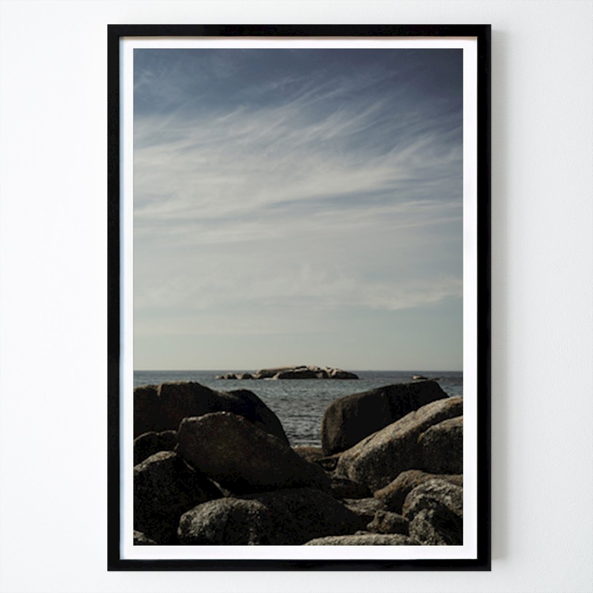 Byer & Steder Plakat: Rolig klippefyldt kystlinje av Shot by Clint