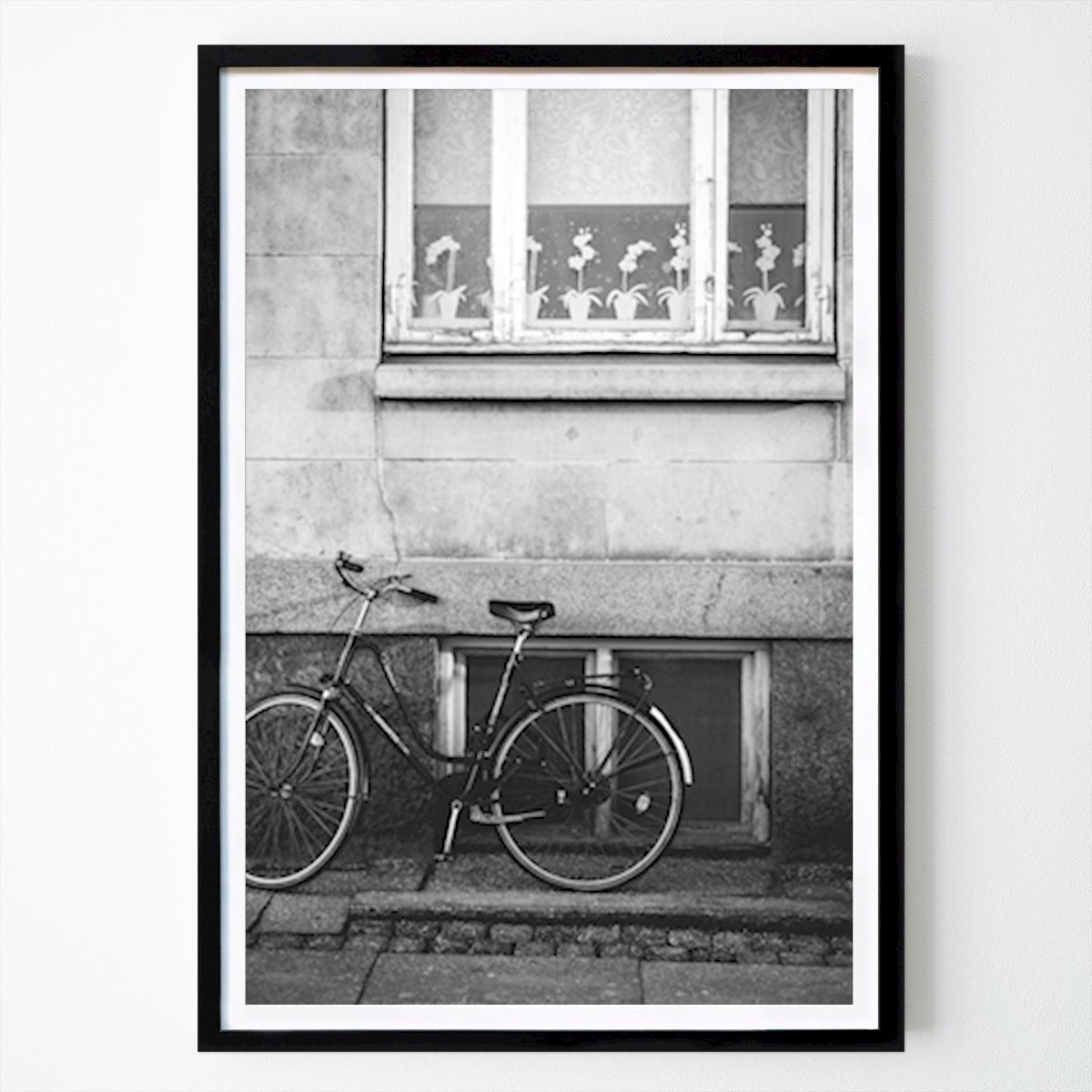 Bianco e nero Poster: Fiori in vetrina di Ida Arvebro