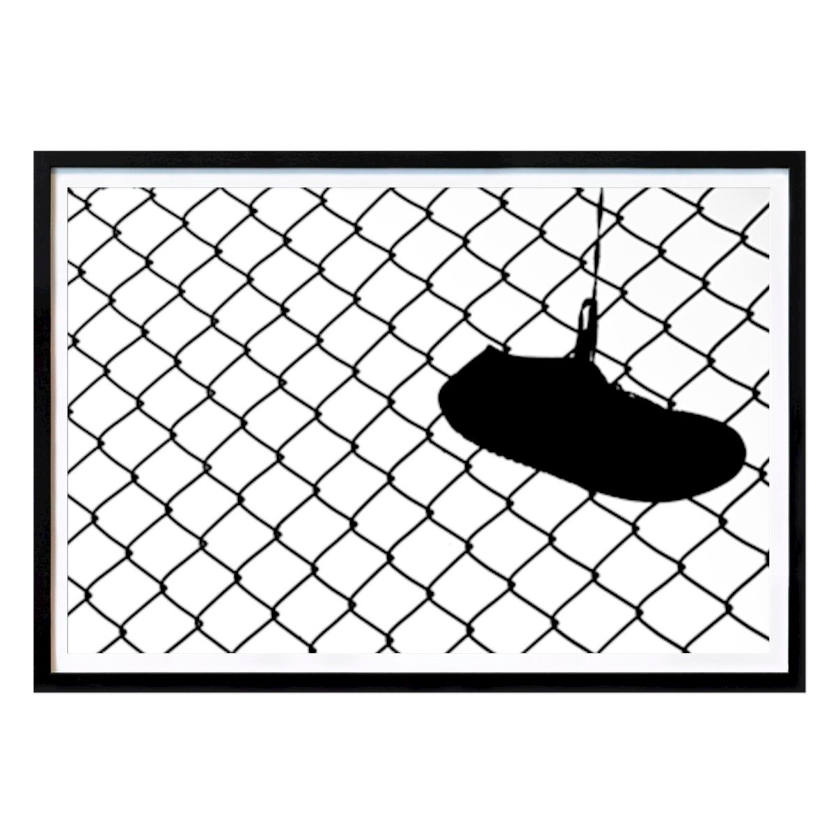 Arte Poster: Silhouette della scarpa contro la recinzione di Alex Lundgren