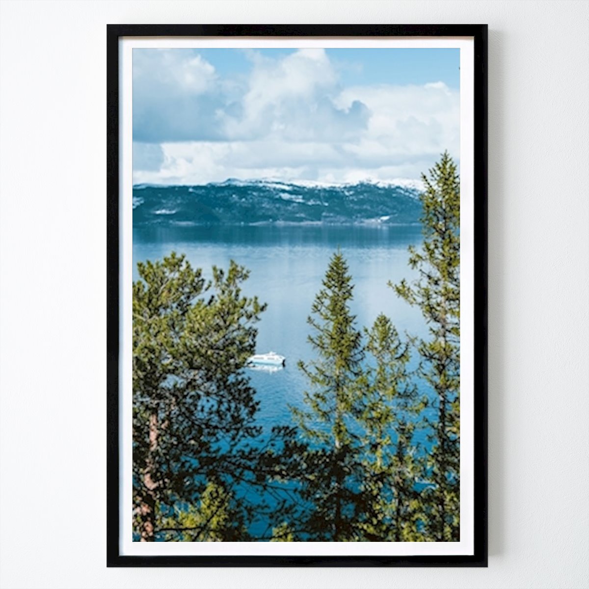 Boot auf See Poster von Sara Elise Sandnes Augland – Städte & Länder Wandbild – Printler