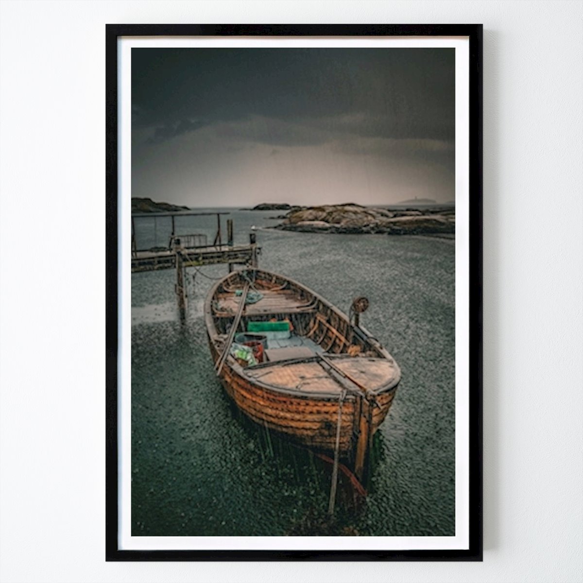 Vapaa-aika Juliste: Vanha puinen kalastusvene sateessa tekijänä Dan Larsson