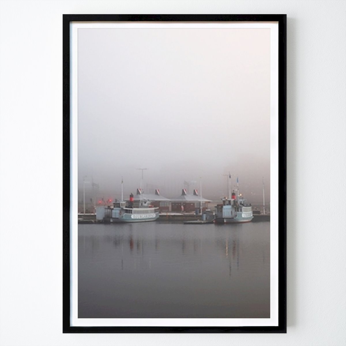 Stockholm Affiche: Brouillard à quai par Mats Winberg