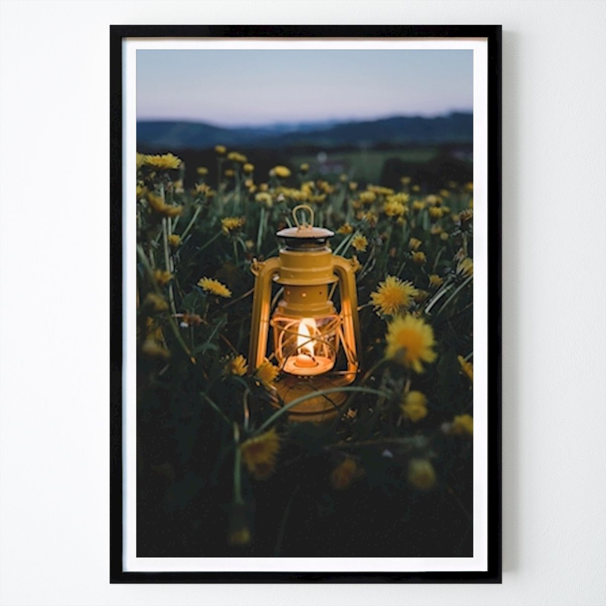 Bayern Poster: Laterne im Löwenzahn Feld von Lars Schmucker