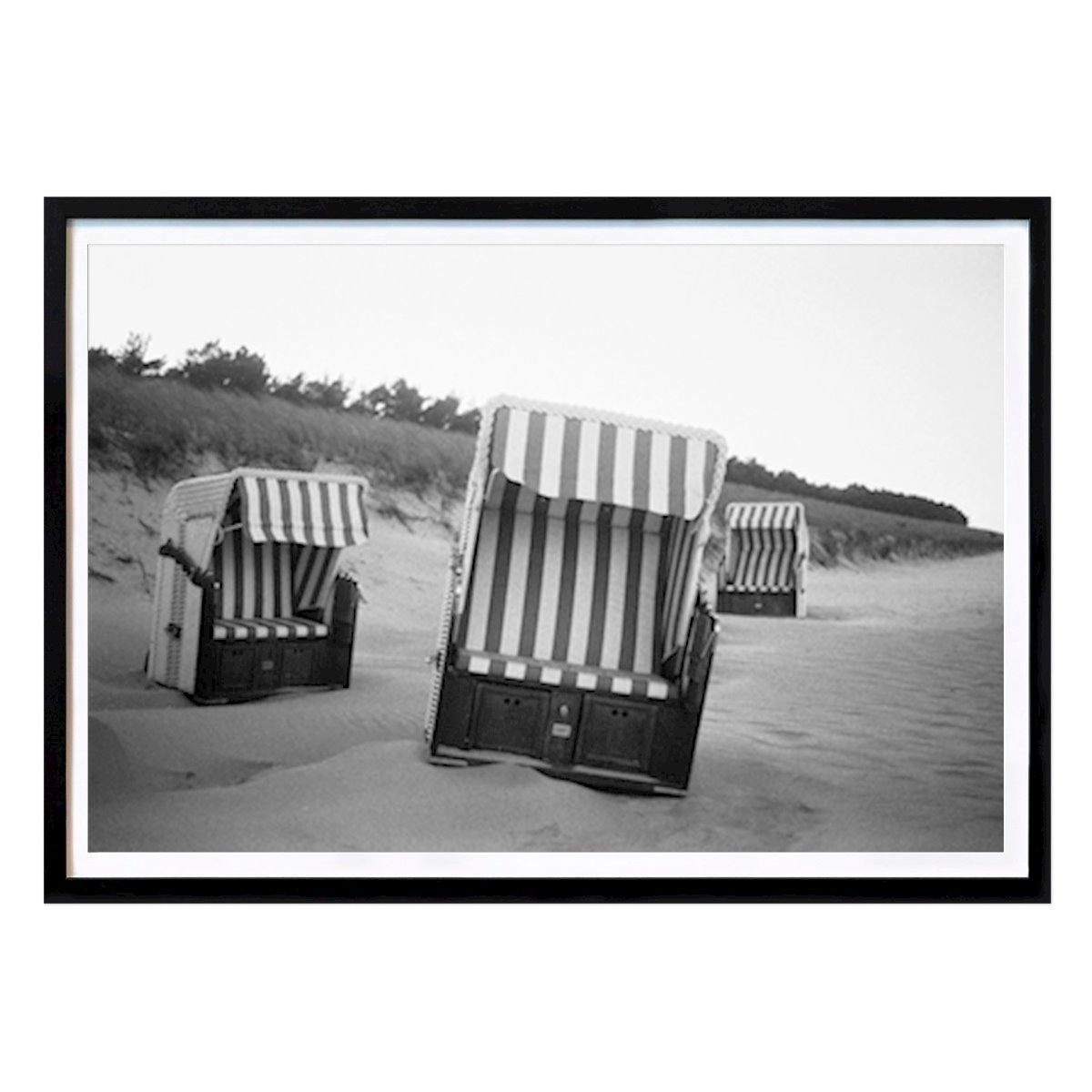 Lifestyle Poster: Strandkorb-Gang auf Rügen von Paul Marie