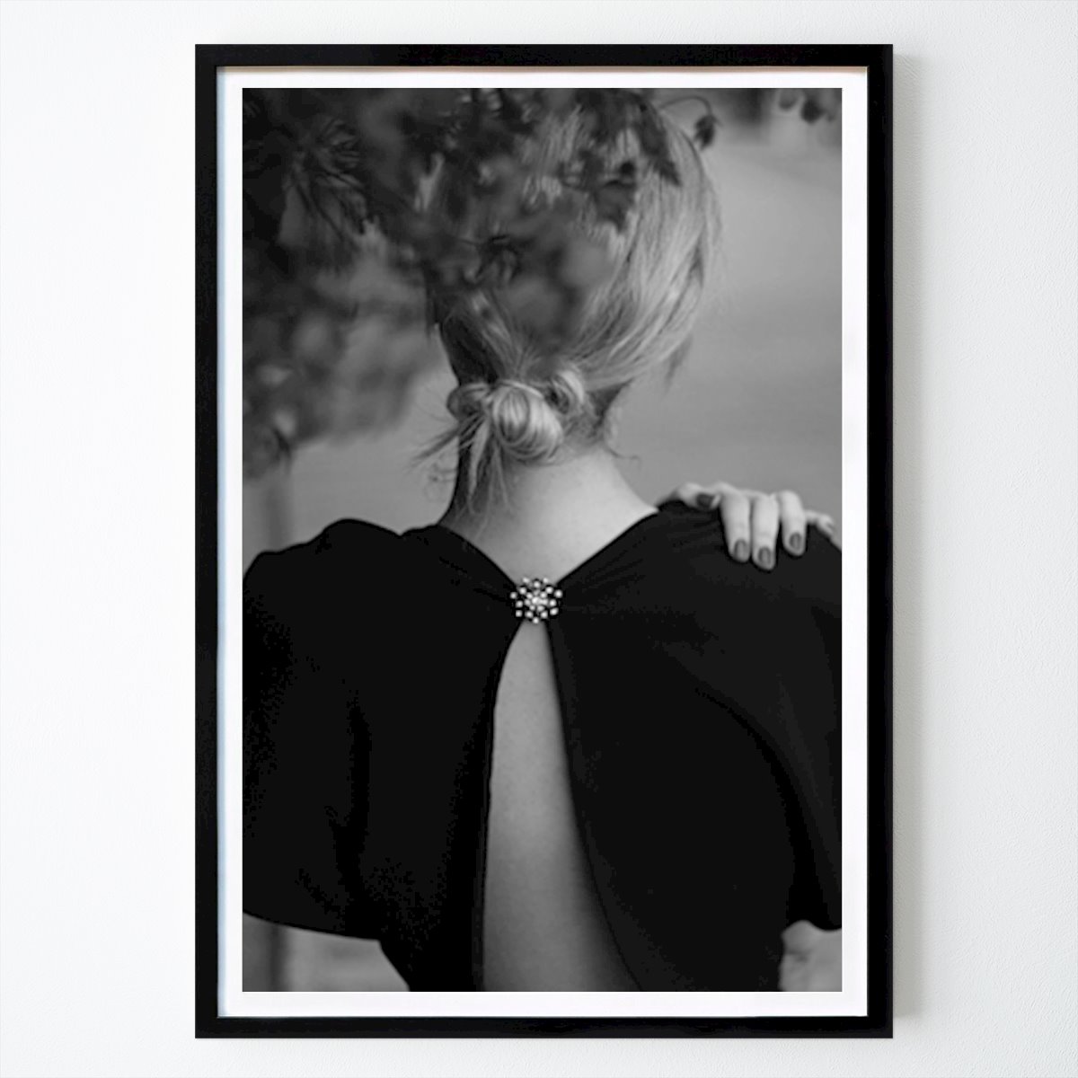 Svart-Hvitt Plakat: Oplysninger om en kjole og kvinde av Sorin Dinica